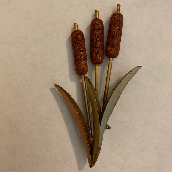 Vintage  brass brooch - Picture 1 of 3